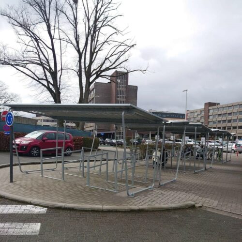 Fietsoverkapping Karin 42 In de dubbele uitvoering zonder zijwanden, creeert u voor zeer weinig geld een nette fietsoverkapping die plak biedt aan 20 tot 22 fietsen. Het bewijs dat goedkoop geen duurkoop hoeft te zijn.